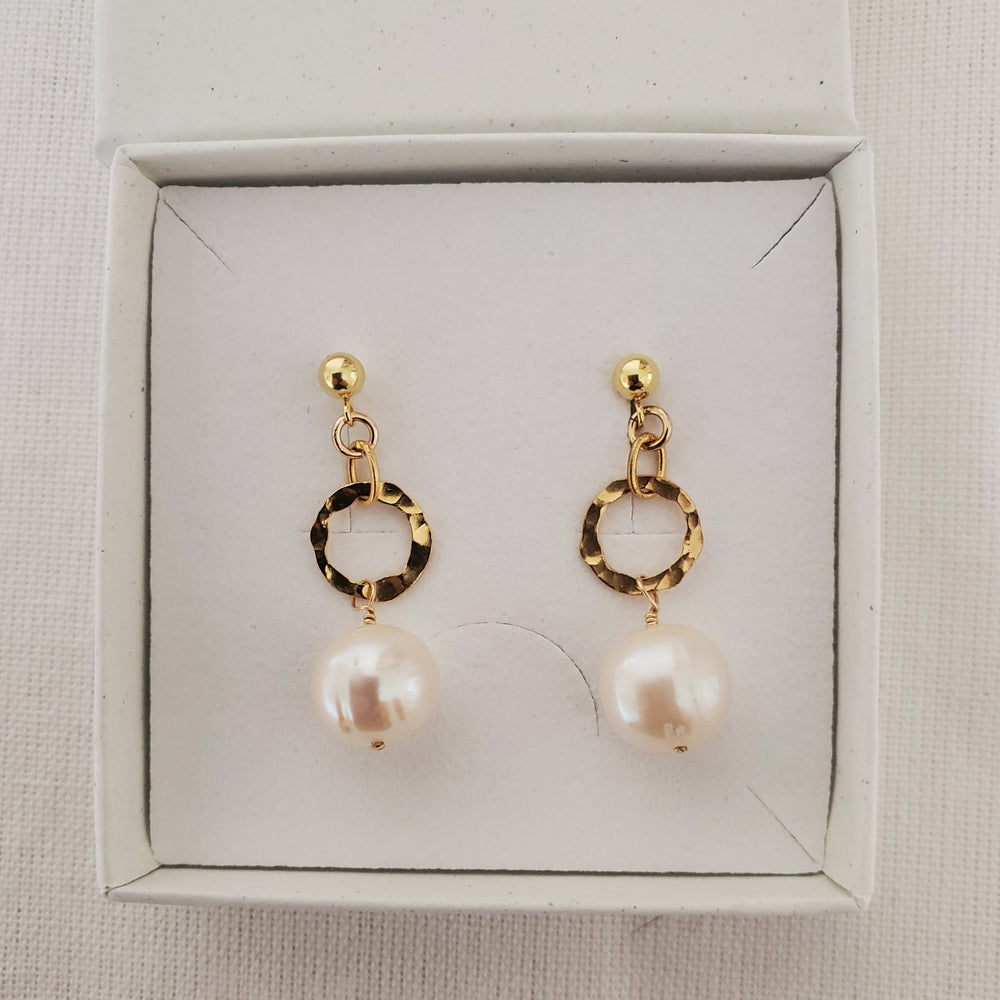 
            
                Load image into Gallery viewer, Circle Link Pearl Earring | Gold
            
        