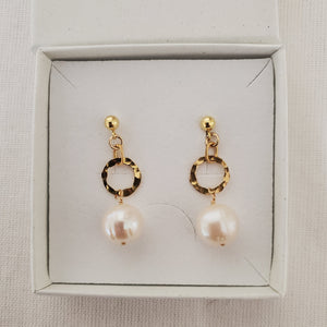 
            
                Load image into Gallery viewer, Circle Link Pearl Earring | Gold
            
        