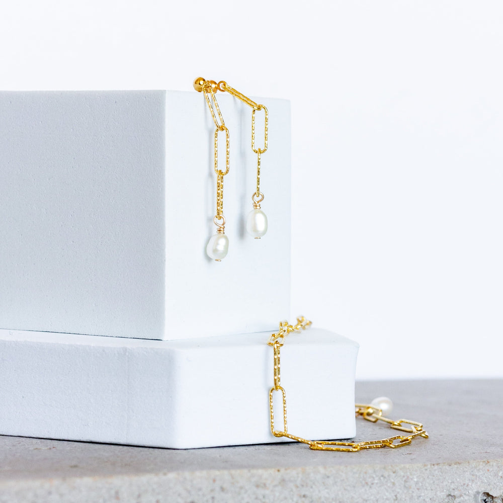 
            
                Load image into Gallery viewer, Sunset Paper Link Earrings |  Freshwater Pearl | 18k Gold Vermeil
            
        