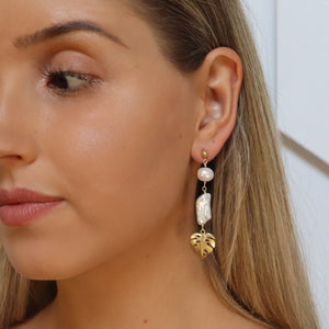 
            
                Load image into Gallery viewer, Diva Earrings | Freshwater Pearl | Gold
            
        